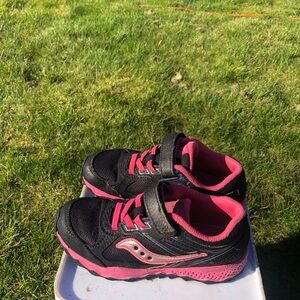 Saucony Kids Girl’s Black and Pink Hook-and-Loop Athletic Sneakers Size 12M